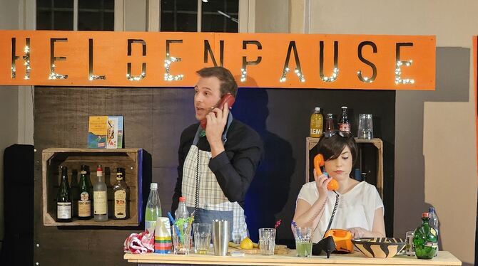 Ein Musical-Abend, der keine große Bühne braucht. Fabian Brandt und Anna Müller spielten und sangen im Rittersaal. FOTO: JOCHEN Ein Musical-Abend, der keine große Bühne braucht. Fabian Brandt und Anna Müller spielten und sangen im Rittersaal. FOTO: JOCHEN