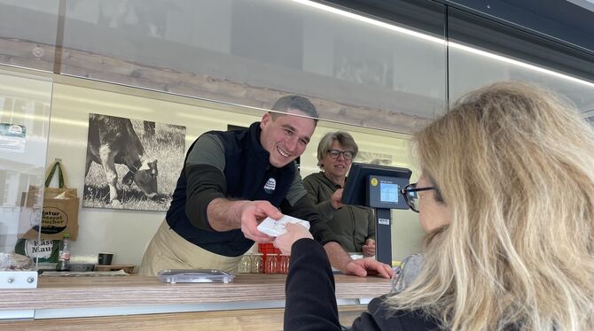 Käse, Wochenmarkt, Verkauf, Maucher, Naturkäserei Nico Maucher verkauft einer Kundin aus seinem Transporter heraus Käse. Jeden Freitag fährt er vom Allgäu auf den Pfullinger Woch