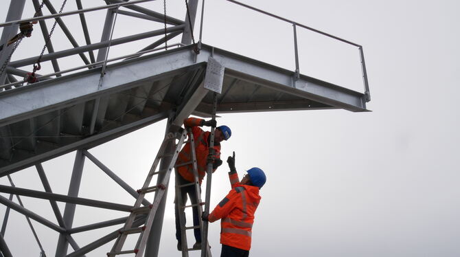 Keltenturm Die Männer von Stahlbau Urfer (Remseck) arbeiten sich zügig in die Höhe. Hier montieren sie gerade das dritte von acht Treppene