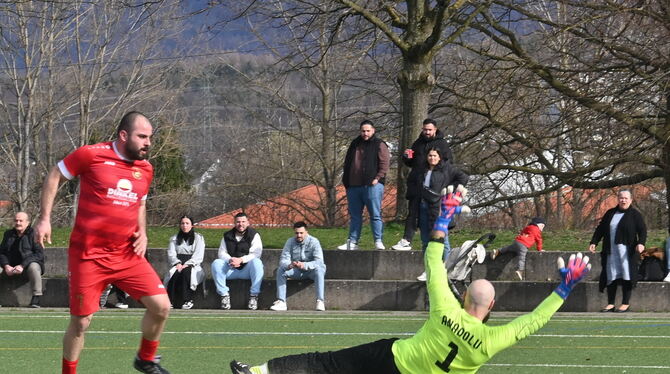 Namik Ilhan vom TSV Hirschau überwindet Anadolu-Keeper Erhan Altun.