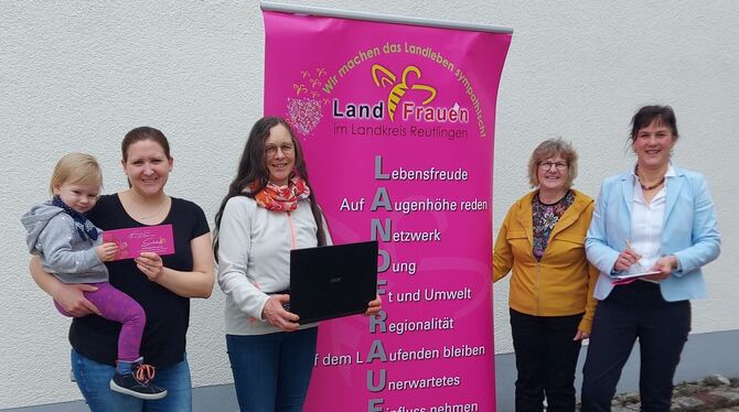 Kreislandfrauenverband Reutlingen Programm Veranstaltungen Landfrauen Frauentag Pia Münch Marlene und Lisa Nau, Helene Eberhardt-Lang, Claudia Leibfritz und Pia Münch vom Landfrauenverband stellen das Programm des Land