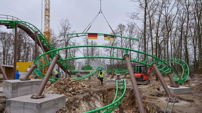 Schiene im Anflug: Das letzte fehlende Stück der neuen Achterbahn im Traumland bei der Bärenhöhle wird eingesetzt. Die Flaggen a