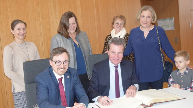 Oettinger »Umzingelt« von stellvertretenden Bürgermeisterinnen: Günther Oettinger mit (von rechts) Kirsten Gaiser-Dölker, Petra Rupp-Wiese