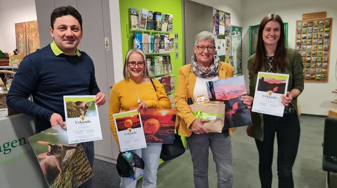 Hans-Peter Engelhart (links) und Anke Schmid (rechts) von der Münsinger Touristik Information überreichten Carmen Goller (zweite Hans-Peter Engelhart (links) und Anke Schmid (rechts) von der Münsinger Touristik Information überreichten Carmen Goller (zweite
