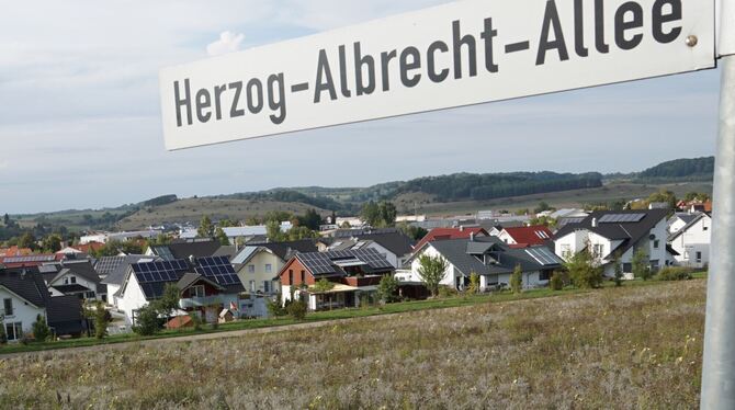 Auf dem Gelände der ehemaligen Herzog-Albrecht-Kaserne stehen heute knapp 200 Ein- und Zweifamilienhäuser (im Vordergrund). Auf dem Gelände der ehemaligen Herzog-Albrecht-Kaserne stehen heute knapp 200 Ein- und Zweifamilienhäuser (im Vordergrund).