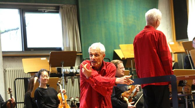 Erzähler Marko Simsa mimt beim »Zookonzert« einen Elefanten. Komponist und Dirigent Erke Duit (ebenfalls in Rot) konzentriert si Erzähler Marko Simsa mimt beim »Zookonzert« einen Elefanten. Komponist und Dirigent Erke Duit (ebenfalls in Rot) konzentriert si