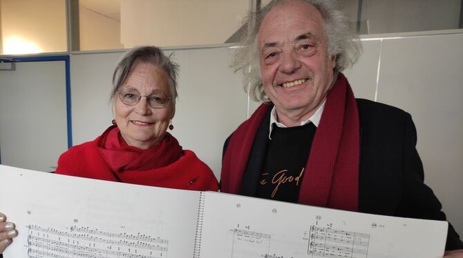 irene kellner-langanky martin künstner arvo pärt johannespassion partitur gea-redaktion foto akr Die Chorvorsitzende Irene Kellner-Langanky und Dirigent Martin Künstner mit der Partitur von Pärts »Johannespassion«.