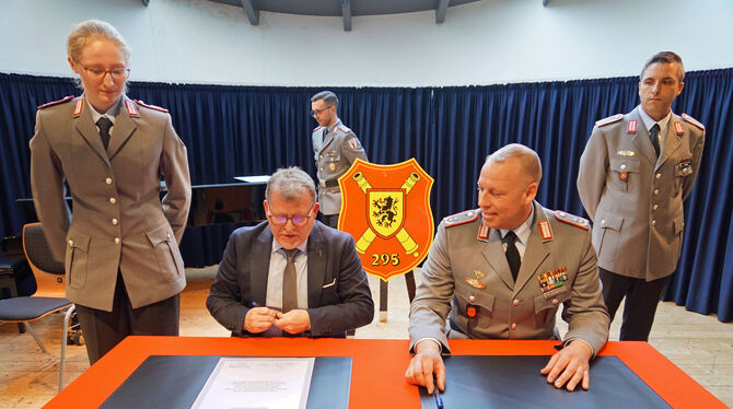 Bürgermeister Mike Münzing und Kommandeur Oberstleutnant Kevin Freudenberger beim Unterzeichnen der Urkunden. FOTO: LENK Bürgermeister Mike Münzing und Kommandeur Oberstleutnant Kevin Freudenberger beim Unterzeichnen der Urkunden. FOTO: LENK