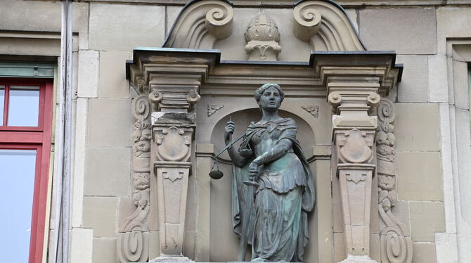 Amtsgericht Reutlingen Die Justitia an der Fassade des Amtsgerichts Reutlingen.