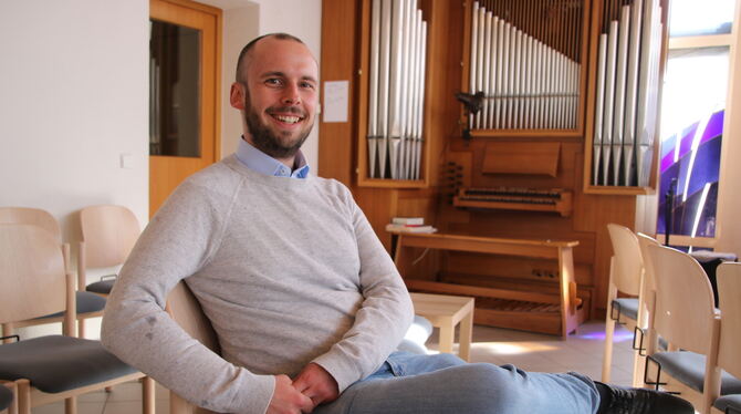 Dettingen Kirche Neuer Pfarrer Engel Er ist der Neue: Pfarrer Fabian Engel in der Christuskirche in der Buchhalde.