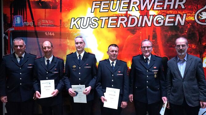 Kommandant Frank Otto (links) und Bürgermeister Jürgen Soltau (rechts) ehrten langjährige Feuerwehrleute: Oliver Braun und Joche Kommandant Frank Otto (links) und Bürgermeister Jürgen Soltau (rechts) ehrten langjährige Feuerwehrleute: Oliver Braun und Joche