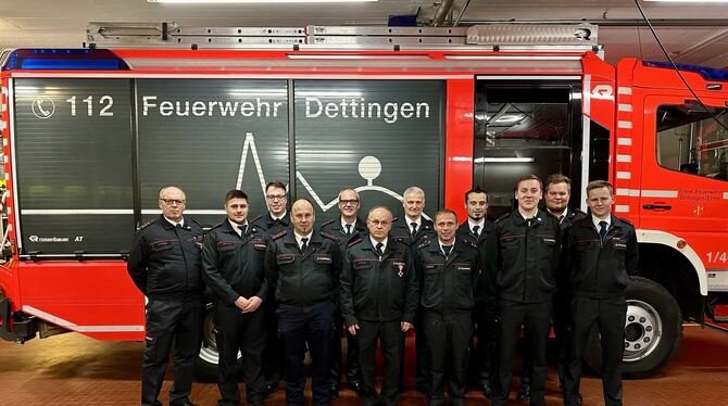 Dettingen Feuerwehr Hauptversmmlung 2024 Lange Zugehörigkeit zur Feuerwehr und großes Engagement bei der Fortbildung: Die Dettinger frweillige Feuerwehr zeichnete verdie