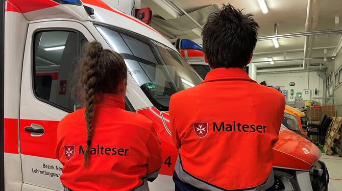 malteser auf schicht mit Sie müssen sich aufeinander verlassen können. Ein Team des Malteser Rettungsdienst Reutlingen.