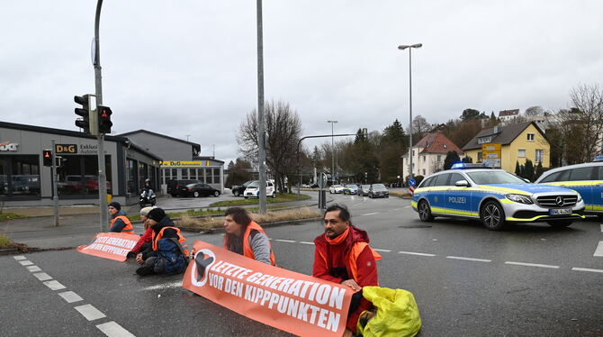 Die Straßenblockade am Hohbuchknoten im März des vergangenen Jahres. Drei der Aktivisten hatten sich auf die Straße geklebt.