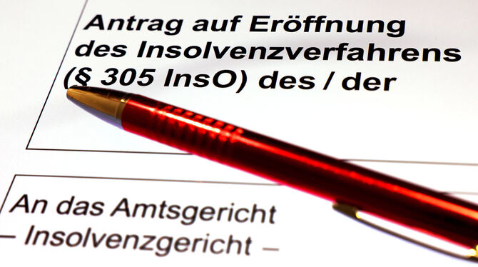 Insolvenzen, nwf, lnw Kugelschreiber auf dem Formular für einen Insolvenzantrag. Die Thallos AG in Tübingen hat ein Insolvenzverfahren in Eigenverwalt