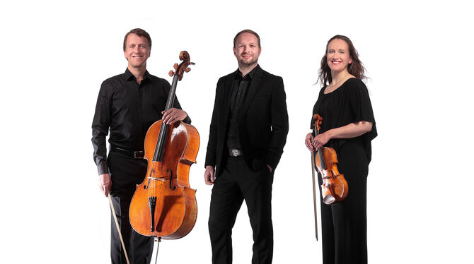 trio toninton bad uracher kammermusik pressefoto Das Trio Toninton ist zu Gast in der Reihe »Bad Uracher Kammermusik«.