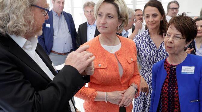 Steffen Breuninger (links) erklärt Wirtschaftsministerin Nicole Hoffmeister-Kraut das revolutionäre Antriebssystem von Senti Mot Steffen Breuninger (links) erklärt Wirtschaftsministerin Nicole Hoffmeister-Kraut das revolutionäre Antriebssystem von Senti Mot