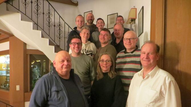 Marco Gass (vorne rechts) präsentiert einen Teil der Kandidaten für die CDU-Bürgerliste. FOTO: PRIVAT