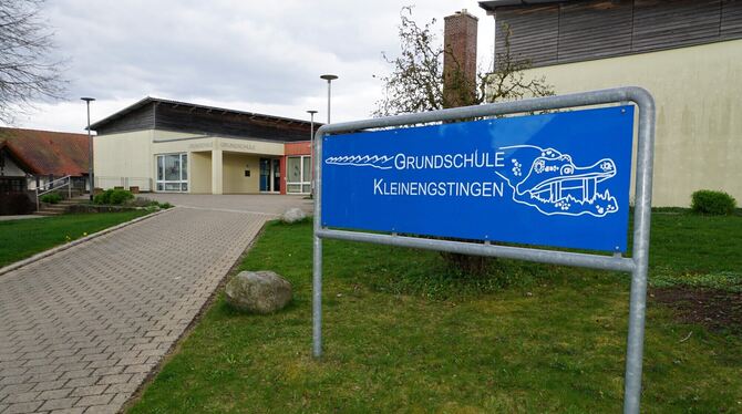 Die Grundschule Kleinengstingen wird für die Ganztagsbetreuung fit gemacht. FOTO: LENK Die Grundschule Kleinengstingen wird für die Ganztagsbetreuung fit gemacht. FOTO: LENK