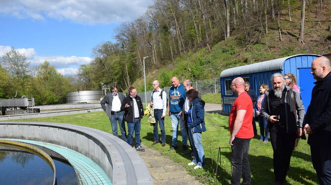 Bei der Besichtigung der Kläranlage in Kirchentellinsfurt: Ingenieur Jochen Molitor erläutert, was getan wurde. FOTO: KREIBICH Bei der Besichtigung der Kläranlage in Kirchentellinsfurt: Ingenieur Jochen Molitor erläutert, was getan wurde. FOTO: KREIBICH