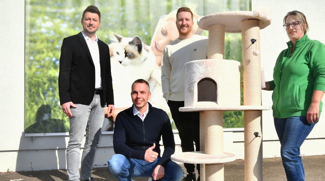 Katzen-Foto-Wettbewerb, Gewinnübergabe Siegerbild mit Kratzbaum: Sebastian Häberle (Zweiter von rechts) bekam von »Fressnapf«-Marktleiterin Heike Metzger, Geschäftsfüh