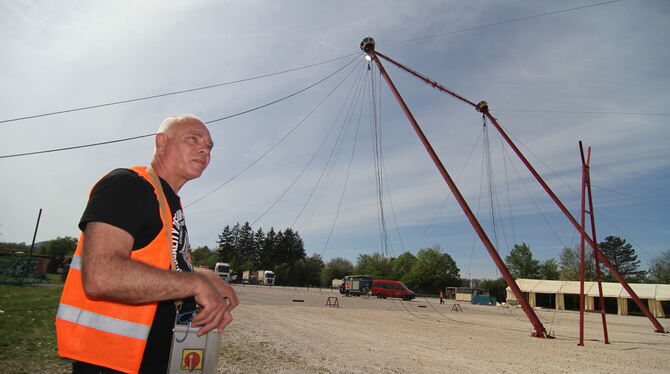 Krone-Zeltmeister Beim Auf- und Abbau hat Zeltmeister Anton »Toni« Kirov das Sagen. Der 58-jährige Bulgare arbeitet seit 33 Jahren bei Circus Kro