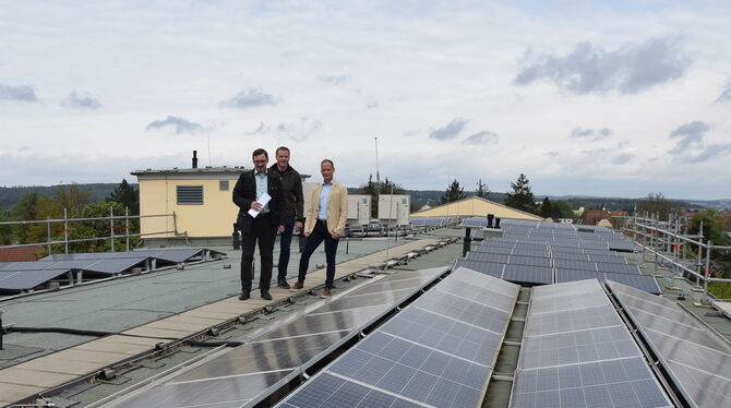 0516 Solarzellen Solaranlagen so weit das Auge reicht: Bürgermeister Steffen Heß, André Mosch und Marcel Modschiedler (von links) vom Gomaringer