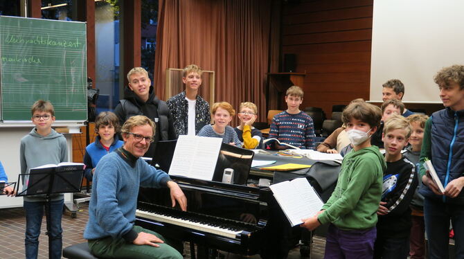 dukek capella vocalis probe musiksaal listgymnasium foto akr »Messias«-Probe im Musiksaal des Listgymnasiums: Hermann Dukek kurz nach seinem Amtsantritt 2022 bei der Capella Vocalis.