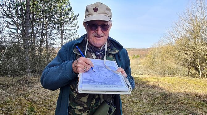 Günter Künkele verzeichnet auf der Tageskarte, wo er welchen Vogel gehört oder gesehen hat. Günter Künkele verzeichnet auf der Tageskarte, wo er welchen Vogel gehört oder gesehen hat.