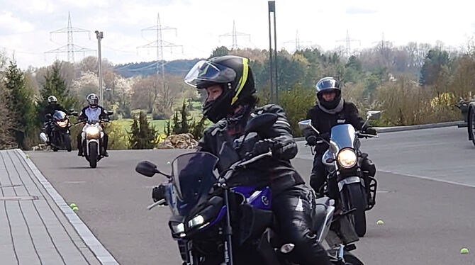 Es gibt wieder ein Training für Motorradfahrer. Es gibt wieder ein Training für Motorradfahrer.