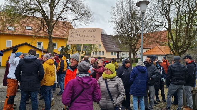 Demonstranten auf dem Dorfplatz, AfD-Sympathisanten in der Mägerkinger Festhalle: Die beiden Gruppen hielten sich zahlenmäßig in Demonstranten auf dem Dorfplatz, AfD-Sympathisanten in der Mägerkinger Festhalle: Die beiden Gruppen hielten sich zahlenmäßig in
