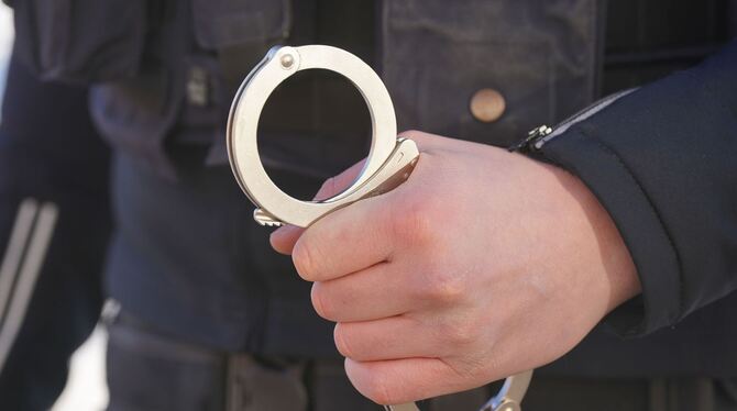 Polizei Handschellen - Symbolbild