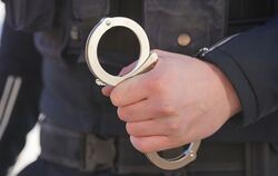 Polizei Handschellen - Symbolbild