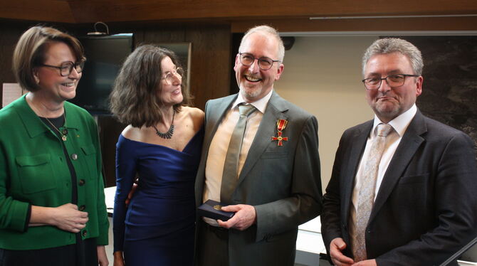 Verleihung des Bundesverdienstkreuz im Mössinger Ratssaal an den Mössinger Arzt Andreas Gammel. Verleihung des Bundesverdienstkreuz im Mössinger Ratssaal. Von rechts: Mössingens Bürgermeister Michael Bulander, der neue Bunde