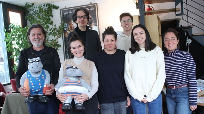 Filmfestival Das Festivalteam mit den beiden Nilpferd tragenden Leitern Paolo Roberto de Carvalho und Maria Vallecillos Soldado sowie Presses