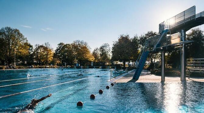 Spätsommerliche Atmosphäre im Tübinger Freibad. Noch bis 29. September hat es geöffnet.