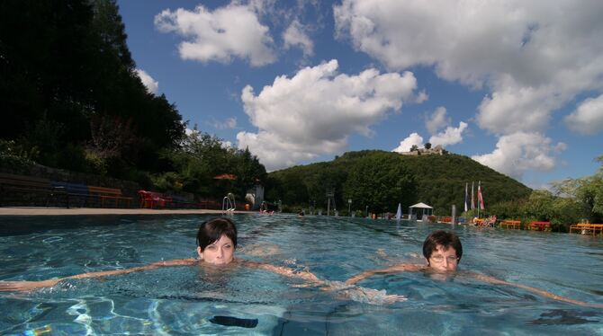 Das Höhenfreibad Bad Urach Das Bad Uracher Höhenfreibad liegt auf einem sonnigen Plateau am Tiergartenberg und bietet auch einen