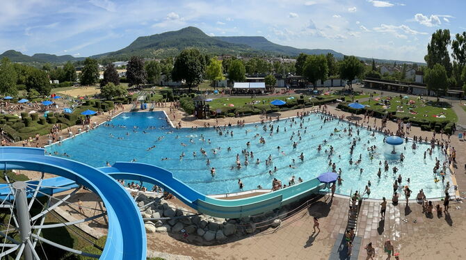 Von der Liegewiese im Mössinger Freibad haben Besucher einen tollen Blick auf den Albtrauf.