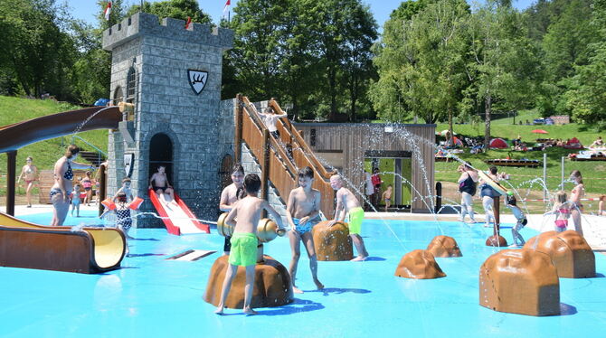 Das Münsinger Freibad ist 2019 grundlegend erneuert worden. Im Kinderbereich wartet eine Wasserspielburg auf die Kleinen.