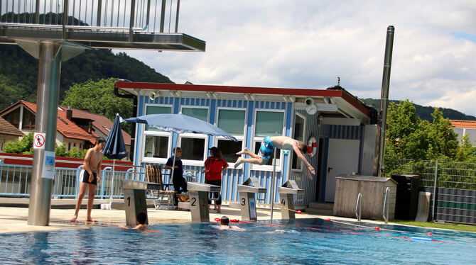 Das Freibad in Honau liegt unter dem idyllischen Schloss Lichtenstein.