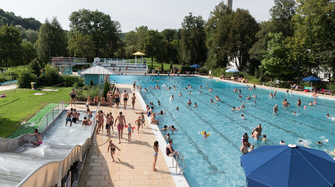 Unmittelbar am aufgestauten Neckar, liegt das Rottenburger Freibad, idyllisch eingebettet zwischen bewaldeten Hängen.