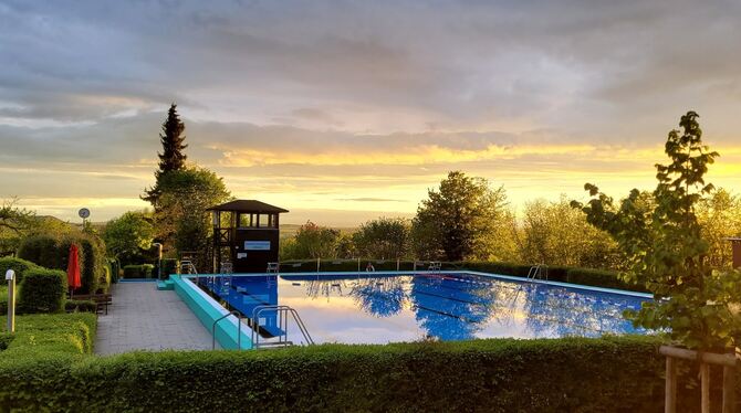 Das kleine, von einem gemeinnützigen Verein betriebene Ammerbucher Freibad lieg am Rand des Ortsteils Entringen.