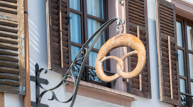 Brezel-Abbildungen finden sich immer noch in vielen Ladenschildern von Bäckereien - mit den Ärmchen nach unten. Auch im Logo der