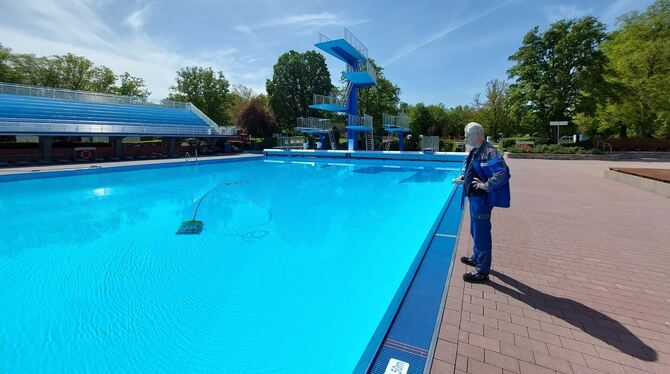 Wellenfreibad Markwasen Bis zuletzt wird noch geschrubbt und gereinigt, damit das Bad zur Eröffnung fein dasteht. Mollige 24 Grad erwarten dann die Gäs