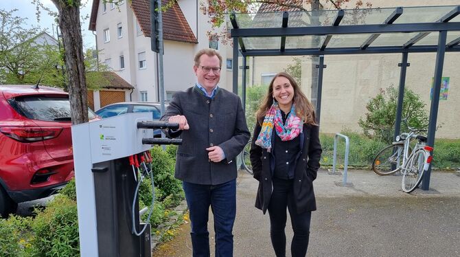 Bürgermeister Mario Storz und Jessica Baisch-Nipatsiripol, Projektleiterin beim Landratsamt Reutlingen, an der Rad-Service-Stati