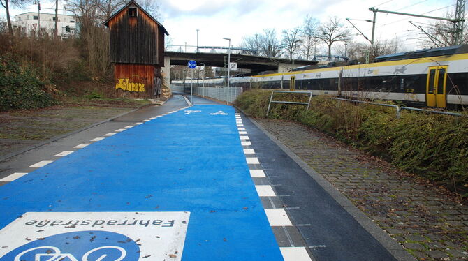 Blau in blau war einmal: Ende Januar durfte die Fahrradstraße noch eine sein.  Sie ermöglicht Radfahrern eine kreuzungsfreie und