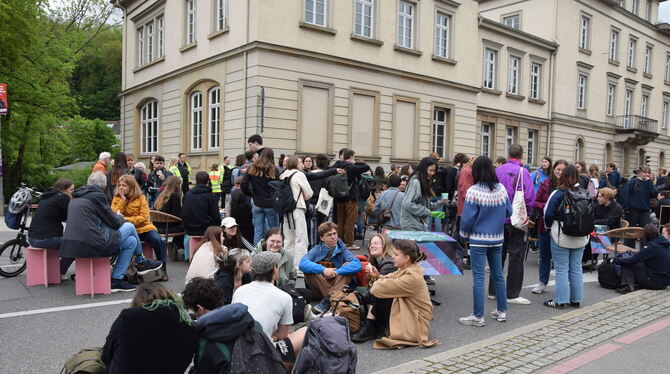 Etwa 200 junge Menschen demonstrierten bei einem entspannten Plausch mitten auf der Wilhelmstraße.