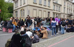 Etwa 200 junge Menschen demonstrierten bei einem entspannten Plausch mitten auf der Wilhelmstraße. 