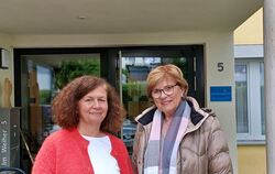 Nicole Breitling (links) löste Birgit Gebhardt als Vorsitzende des Sprecherkreises der Münsinger Alb und Hospiz Stiftung ab. FOT