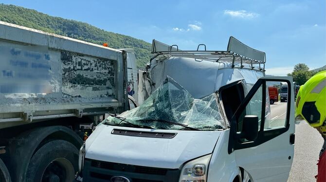 Die Fahrerkabine des Lieferwagens ist zerstört. Der Fahrer wurde bei dem Unfall schwer verletzt.